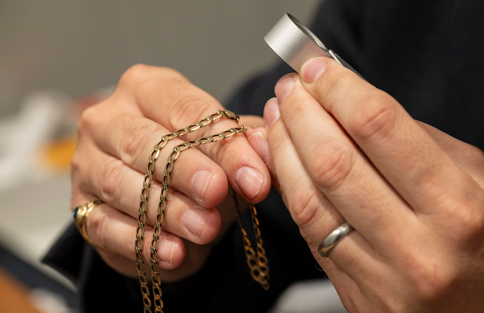 pawnbroking-artificial-intelligence gold chain being inspected by a human